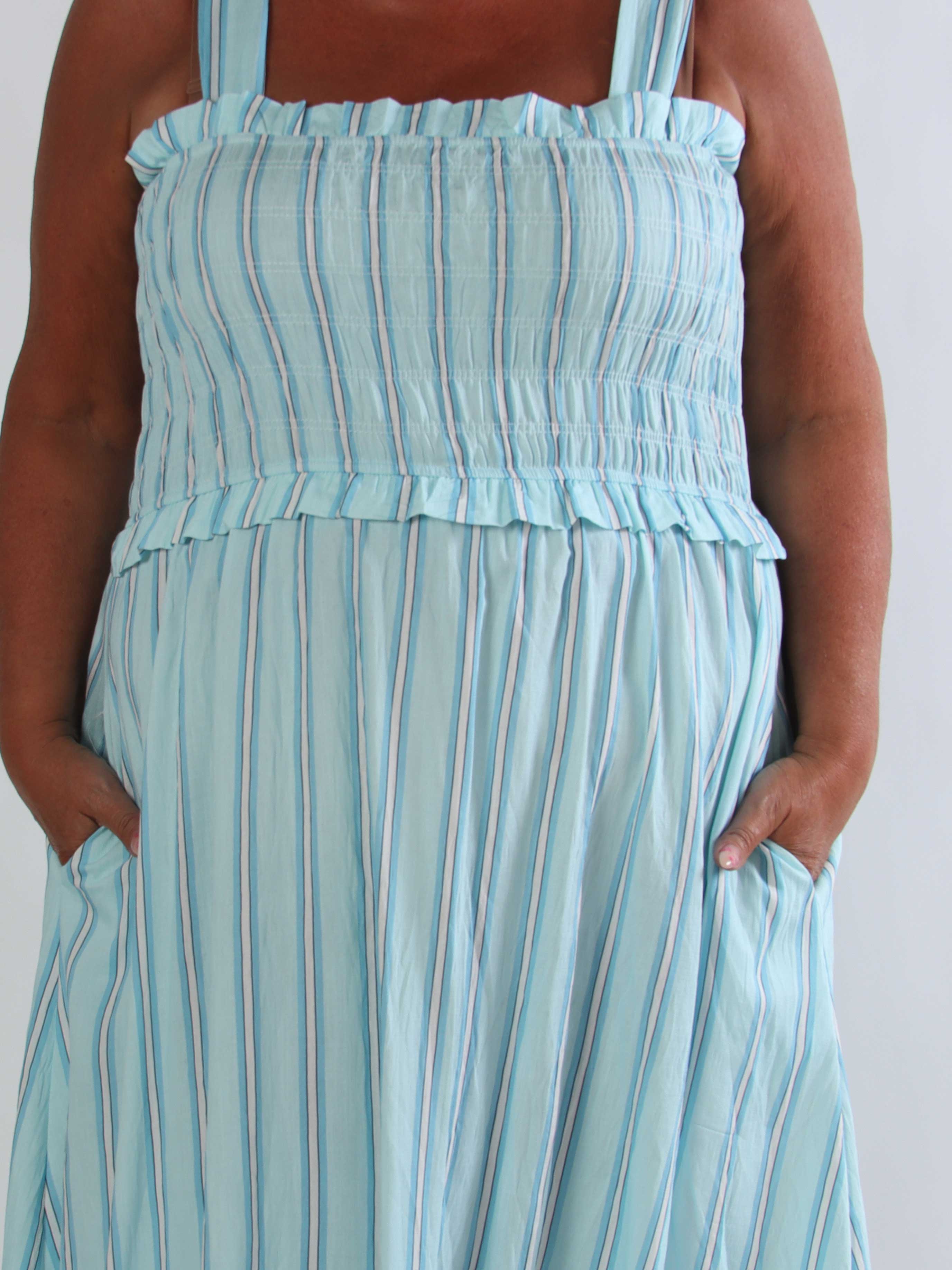 Marisol Stripe - Stribet plus size sommerkjole i viskose med smock henover brystet